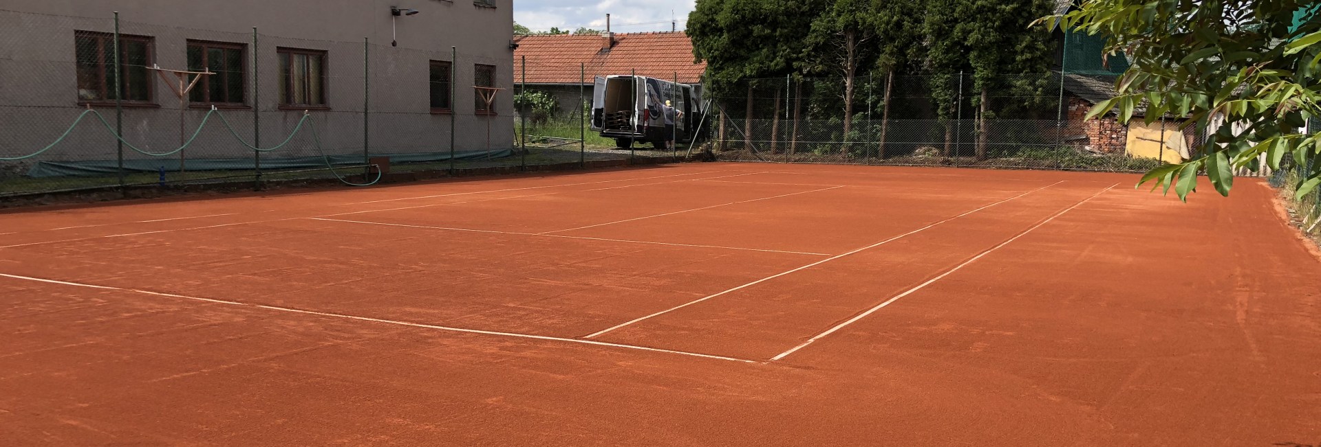 Profesionální údržba a revitalizace tenisových kurtů z antuky