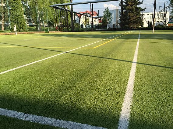 Mech na celé hrací ploše sportoviště z umělé trávy