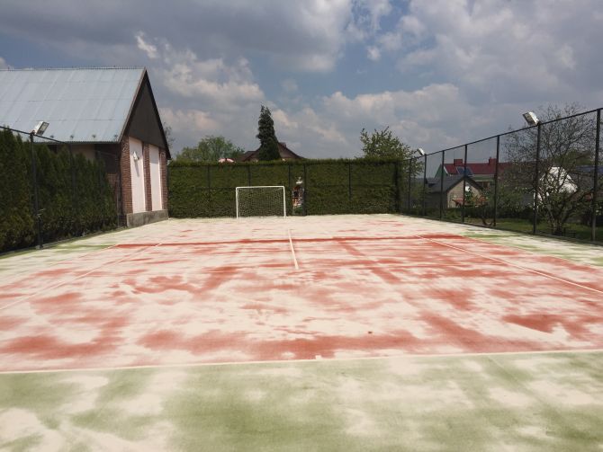 Ihrisko z umelej trávy kompletne prerastené machom