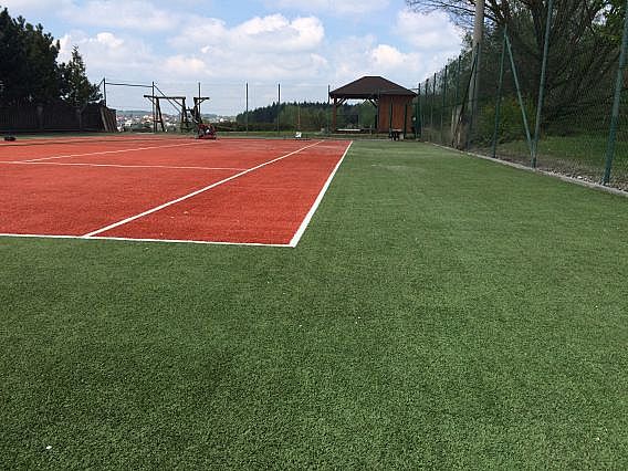 Vyčištěný tenisový kurt u Ostravy