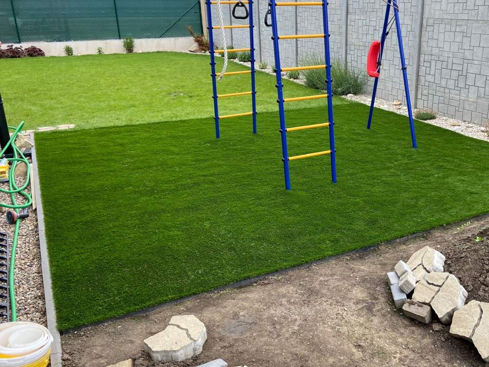Příklad realizace dekorativní trávy na dětských nebo workout hřištích 6