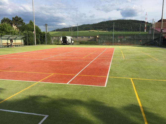 Zhutnené a znečistené ihrisko už neodvádzalo vodu z hracej plochy