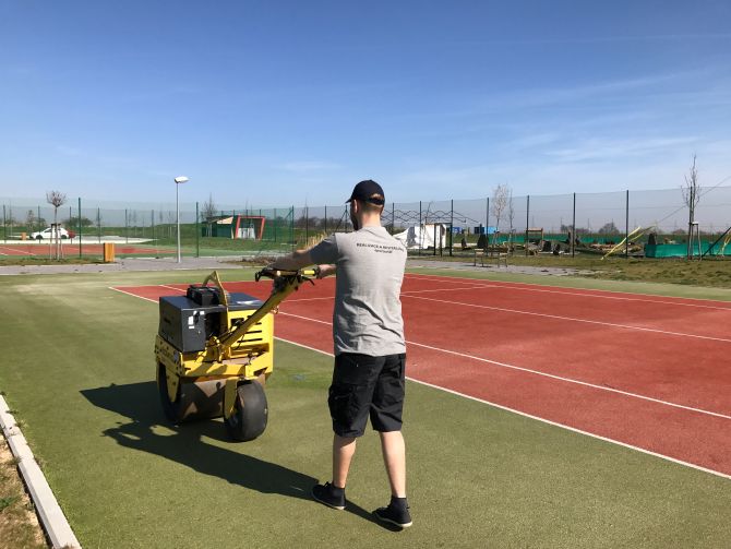 Pravidelná péče o sportovní areál nedaleko Prahy