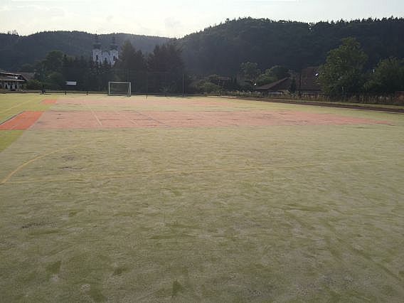 Revitalizácia umelého trávnika našou firmou neďaleko od Brna 