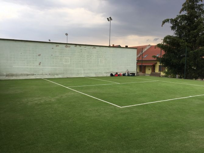 Odstránenie znečistenia umelého trávnika sme vyriešili regeneráciou na dvoch športoviskách