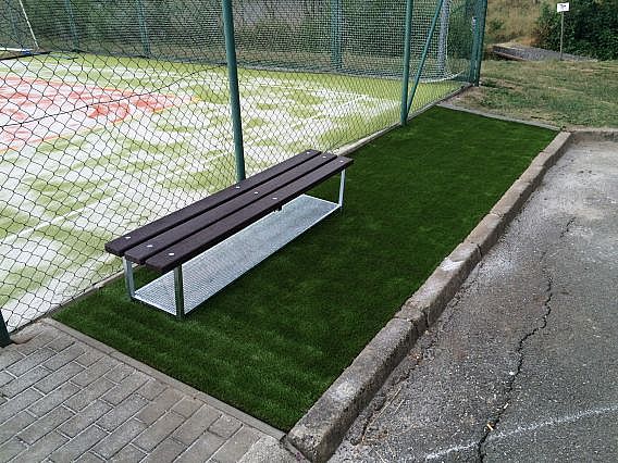 Instalace relaxační zony u sportoviště s umělou trávou