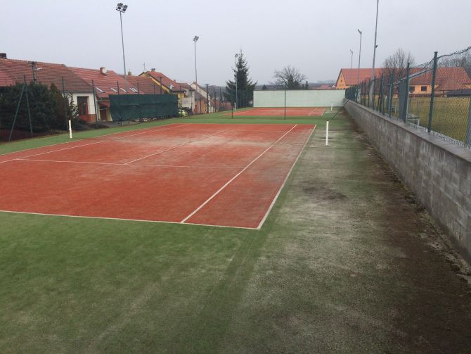 Odstránenie znečistenia umelého trávnika sme vyriešili regeneráciou na dvoch športoviskách