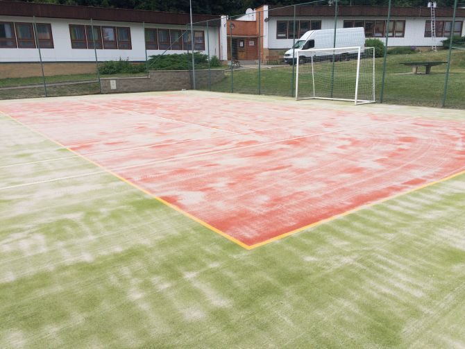 Umelá tráva na športovisku už nespĺňala vlastnosti a bola nebezpečná pre hru