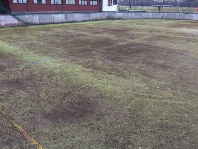 Velmi špinavá umělá tráva na sportovišti - vyčištěna naší firmou