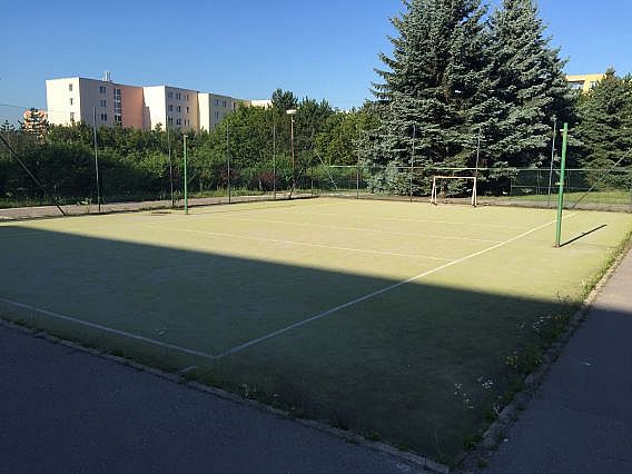 Revitalizácia umelého trávnika na malom ihrisku pri základnej škole