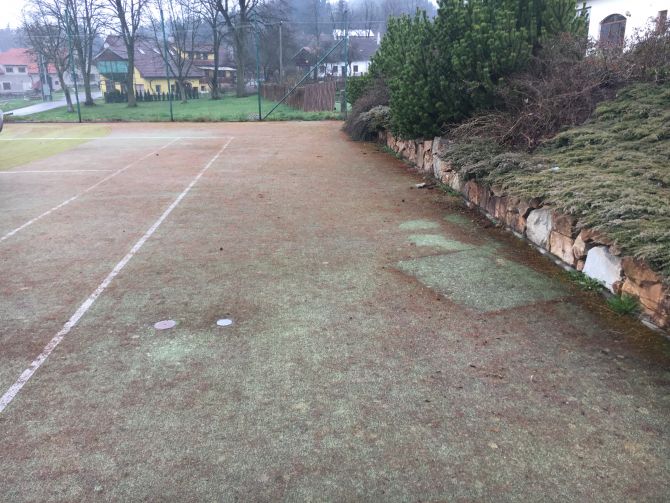 Veľmi zhutnená a špinavá umelá tráva na športovisku