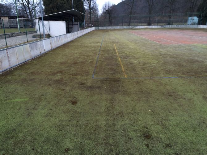 Veľmi špinavá umelá tráva na športovisku - vyčistená našou firmou