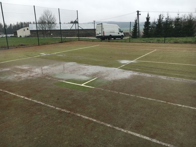 Veľmi zhutnená a špinavá umelá tráva na športovisku