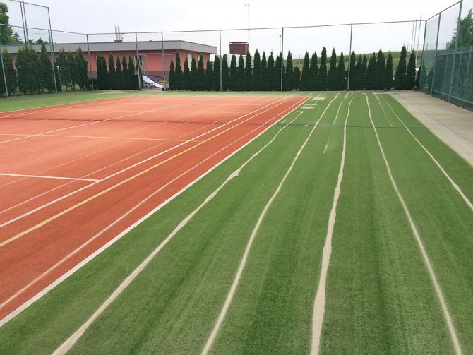 Údržba umělého trávníku tenisového kurtu na Severní Moravě