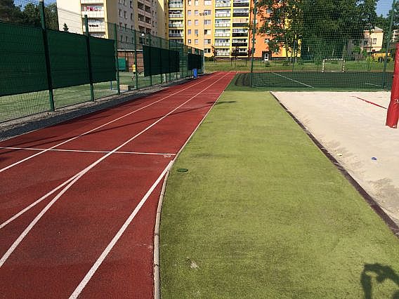 Čištění umělé trávy a tartanové dráhy v Karviné ve sportovním areálu školy