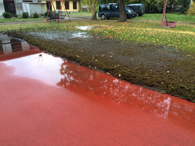 Športovisko z tartanu EPDM bolo kompletne prerastené machom a nečistotami