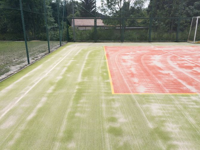 Umelá tráva na športovisku už nespĺňala vlastnosti a bola nebezpečná pre hru