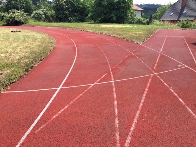 Športový areál pri základnej škole podstúpil revitalizáciu povrchov