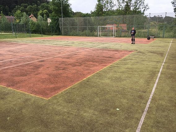 Umelá tráva na športovisku už nespĺňala vlastnosti a bola nebezpečná pre hru